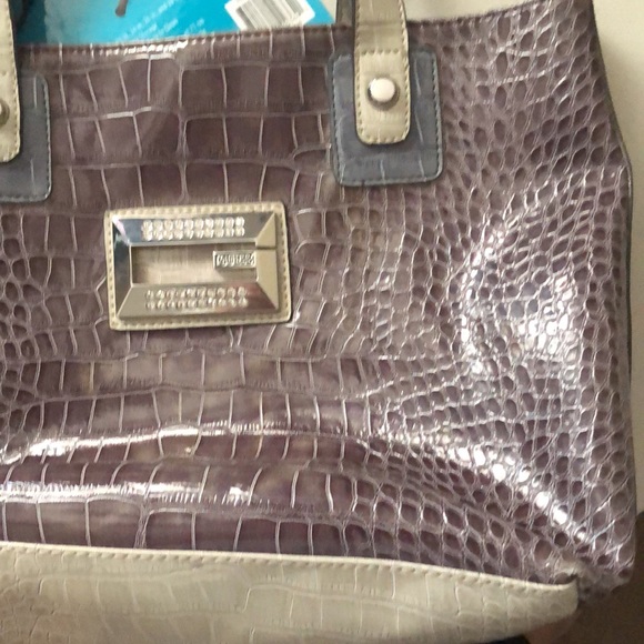 Guess - Picture 12 of 16